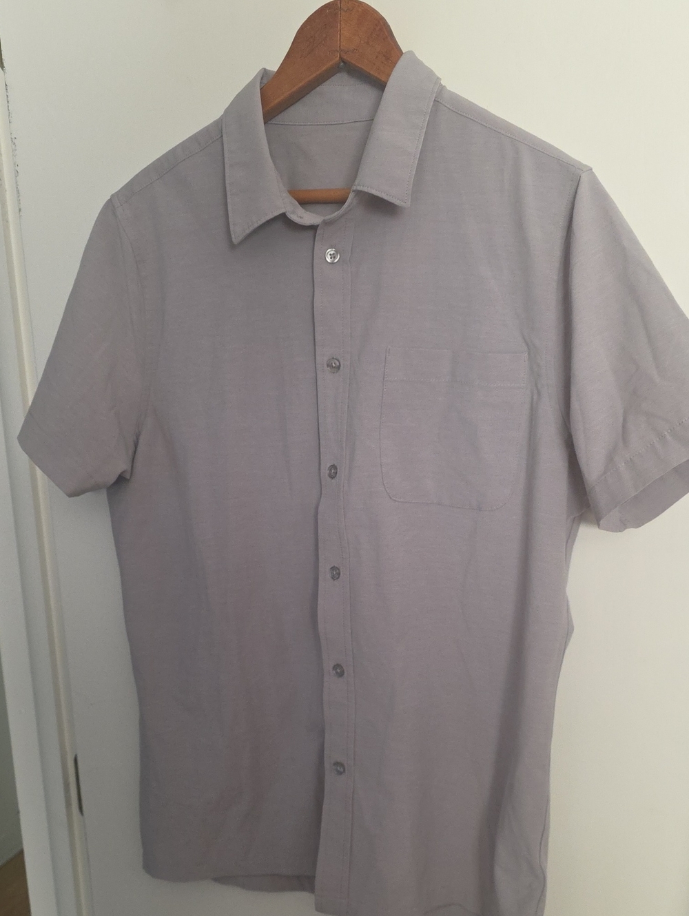 Vuori Short-Sleeve Medium Button-Down Shirt in Light Gray Perfect Condition